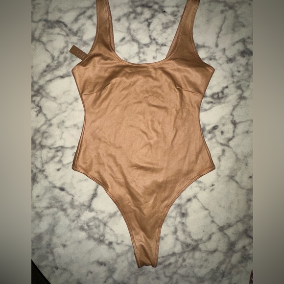 SKIMS Wet Jersey Tank Bodysuit faux Leather Ochre - Picture 2 of 3